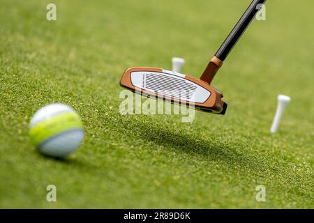 Bad Saarow, Deutschland. 20. Juni 2023. Behindertensport: Olympische Sonderspiele, Weltspiele, Golf, Vorbereitung auf der Driving Range im Golfklub Bad Saarow. Ein Teilnehmer spielt den Ball. Kredit: Andreas Gora/dpa/Alamy Live News Stockfoto