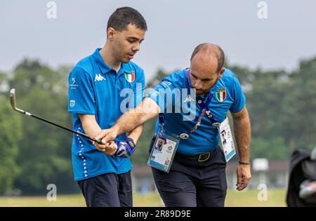 Bad Saarow, Deutschland. 20. Juni 2023. Behindertensport: Spezielle Olympiade, Weltspiele, Golf, Vorbereitung auf der Driving Range im Golfclub Bad Saarow. Valerio Scorza (r), Trainer Italiens, erteilt Mirko Pascale Anweisungen. Kredit: Andreas Gora/dpa/Alamy Live News Stockfoto