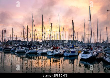 Segelboote in der Marina von La Trinité sur Mer bei Sonnenuntergang in der Bretagne, Morbihan, Frankreich Stockfoto