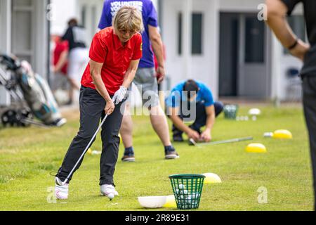 Bad Saarow, Deutschland. 20. Juni 2023. Behindertensport: Spezielle Olympiade, Weltspiele, Golf, Vorbereitung auf der Driving Range im Golfclub Bad Saarow. Stefanie Lutz aus Deutschland schlägt beim Level 1 Individual Skill Competition auf der Long Putt Station ein. Kredit: Andreas Gora/dpa/Alamy Live News Stockfoto