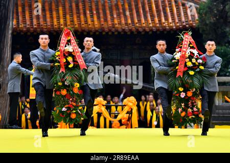 (230620) -- QUFU, 20. Juni 2023 (Xinhua) -- Mitarbeiter gehen zu Kränzen während einer Opferzeremonie für Konfuzius in Qufu, Ostchina Provinz Shandong, 28. September 2021. Die Stadt Qufu, die sich in Ostchina in der Provinz Shandong befindet, ist der Geburtsort des alten chinesischen Salbei Konfuzius. Der Konfuzius-Friedhof, der Konfuzius-Tempel und das Anwesen der Familie Kong in Qufu gehören zu den Orten, an denen Menschen alte chinesische Weisen und wichtige Orte für Bildung und Forschung über die feine traditionelle chinesische Kultur gedenken können. Darüber hinaus das chinesische Konfuzius-Forschungsinstitut, die Ni Stockfoto