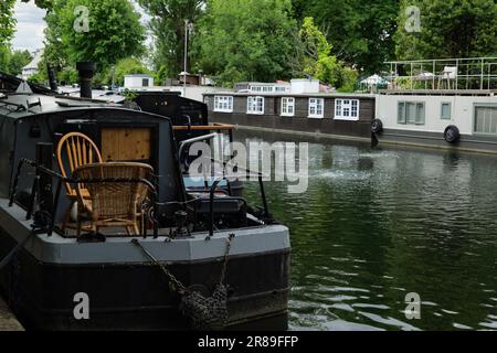 London - 05 28 2022 Uhr: Kleine Terrasse eines Hausboots am Canal Grande Stockfoto