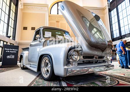 Ein 1955 Ford F-100 auf der 2023 Jax Auto Show im Prime Osborn Convention Center Stockfoto