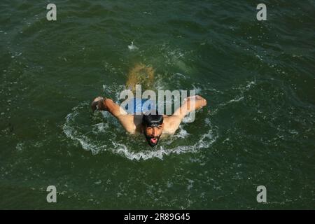 Srinagar, Indien. 19. Juni 2023. 19. Juni 2023, Srinagar Kaschmir, Indien : Ein Junge schwimmt in den Gewässern des Dal Lake, um sich an einem heißen Tag in Srinagar zu kühlen. Am 19. Juni wurde in Srinagar eine Tagestemperatur von 31 Grad Celsius festgestellt, da die meteorologische Abteilung in den nächsten Tagen ein heißes und feuchtes Wetter in Kaschmir vorhersagt. Am 19. Juni 2023 in Srinagar Kashmir, Indien. (Foto: Firdous Nazir/Eyepix Group/Sipa USA) Kredit: SIPA USA/Alamy Live News Stockfoto