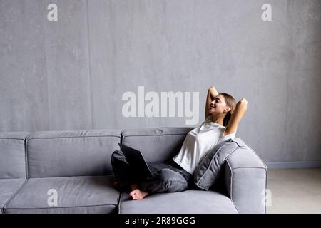 Junge glückliche Frau hält Videoanruf und hallo zu Freunden, Verwandten oder Eltern gestikulieren. Stockfoto