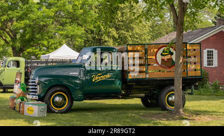 DEARBORN, MI/USA - 17. JUNI 2023: Vernor's Ginger Ale 1947 Chevrolet Thriftmaster Panel Truck, The Henry Ford (THF) Motor Muster , in der Nähe von Detroit, Stockfoto