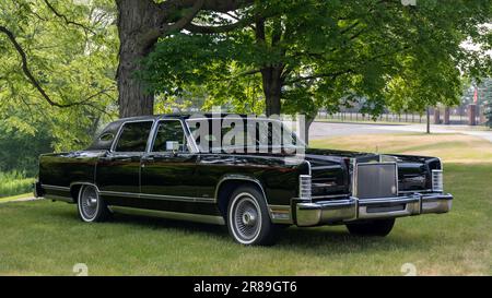 DEARBORN, MI/USA - 17. JUNI 2023: 1979 Lincoln Town Car, Henry Ford (THF) Motor Muster Car Show, Greenfield Village, nahe Detroit, Michigan. Stockfoto