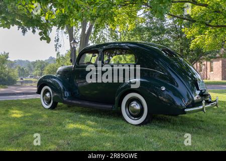 DEARBORN, MI/USA - 17. JUNI 2023: 1938 Ford Deluxe Car, Henry Ford (THF) Motor Muster Car Show, Greenfield Village, in der Nähe von Detroit, Michigan. Stockfoto