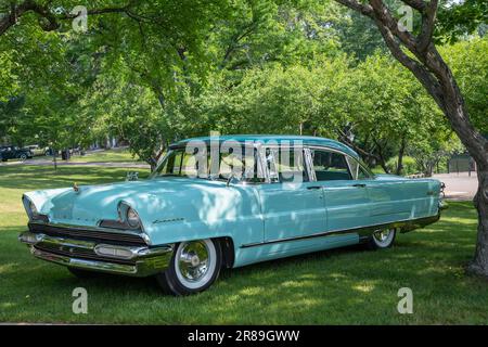 DEARBORN, MI/USA - 17. JUNI 2023: 1956 Lincoln Premiere Car, Henry Ford (THF) Motor Muster Car Show, Greenfield Village, nahe Detroit, Michigan. Stockfoto