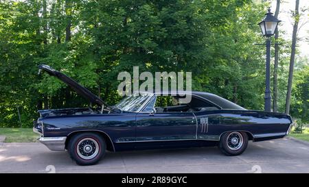 DEARBORN, MI/USA - 17. JUNI 2023: 1966 Pontiac Catalina Car, Henry Ford (THF) Motor Muster Car Show, Greenfield Village, nahe Detroit, Michigan. Stockfoto