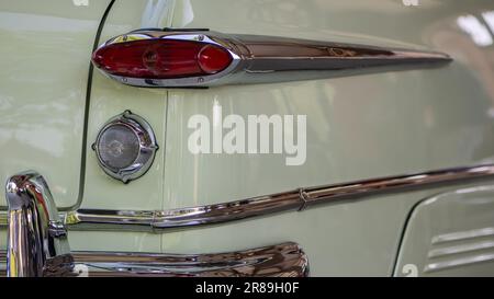 DEARBORN, MI/USA - 17. JUNI 2023: Nahaufnahme eines 1951 Ford Custom Deluxe Hecklichts, der Henry Ford (THF) Motor Muster Car Show, in der Nähe von Detroit, Michigan. Stockfoto