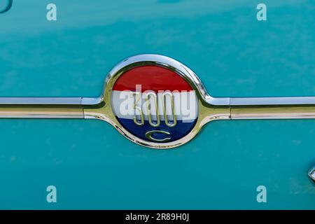 DEARBORN, MI/USA - 17. JUNI 2023: Nahaufnahme eines 1957 Chrysler 300 C Emblems, der Henry Ford (THF) Motor Muster Car Show, in der Nähe von Detroit, Michigan. Stockfoto