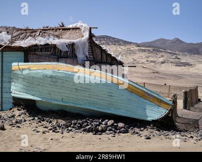 Ein Boot in der Wüste im Dorf Salamansa, sao Vicente, Cabo verde Stockfoto