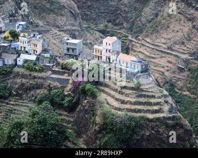 Blick aus der Vogelperspektive auf Fontainhas, Santo Antao Cabo Verde von einem angrenzenden Pfad Stockfoto