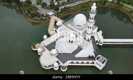 Ein Luftblick auf die Tengku Tengah Zaharah Moschee, die auf dem Gewässer schwimmt Stockfoto