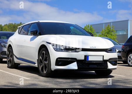 Weißes, vollelektrisches Crossover-Fahrzeug Kia EV6, parkt beim neuen Autohändler. Salo, Finnland. 11. Juni 2023. Stockfoto