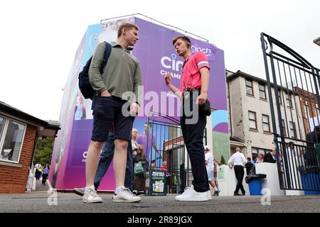 London, Großbritannien. 20. Juni 2023; Cinch Championships, Queens Club, West Kensington, London, England: Cinch Championships Queens Club, Tag 2; Zuschauer kommen bei den Queens Championships Credit: Action Plus Sports Images/Alamy Live News Stockfoto