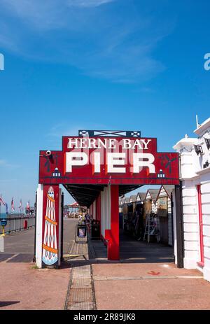 Herne Bay North Kent, England, Großbritannien - Eingang zum Herne Bay Pier an einem wunderschönen heißen, sonnigen Sommertag Stockfoto