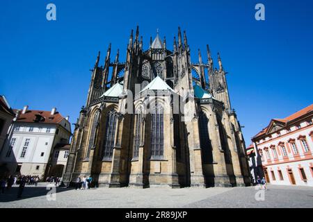 Prag, Böhmen - CZ - 3. Juni 2023 breiter Landschaftsblick auf die apse und fliegenden Hügel der Metropolitanischen Kathedrale des Heiligen Vitus, Wenzelaus und Stockfoto