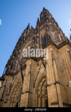 Prag, Böhmen - CZ - 3. Juni 2023 Vertikale Ansicht der Metropolitankathedrale des Heiligen Vitus, Wenzelaus und Adalbert, besser bekannt als St. Vitus Cat Stockfoto