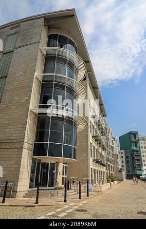 Aufrechtes Bild: North Quay House am Ufer von Sutton Harbour, Plymouth. Eine gemischte Umgestaltung eines ehemaligen Leichtindustrie- und Lagerbereichs, o Stockfoto