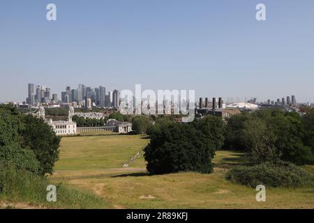 The Queens House und Docklands Skyline vom Greenwich Park London am 2023. Juni Stockfoto