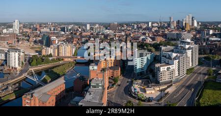 LEEDS DOCK, LEEDS, GROSSBRITANNIEN - 3. MAI 2023. Panoramablick auf die Skyline von Leeds mit moderner Architektur und exklusivem Apartment am Flussufer Stockfoto