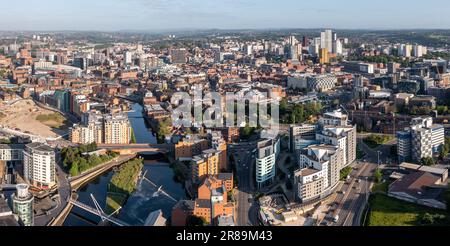 LEEDS, GROSSBRITANNIEN - 3. MAI 2023. Panoramablick auf die Skyline von Leeds mit moderner Architektur und exklusiven Apartmentblöcken am Flussufer Stockfoto