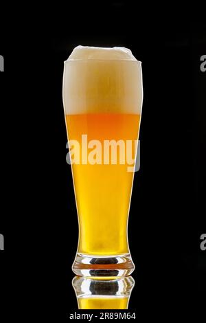 Ein Glas frisch gezapftes Weizenbier Stockfoto