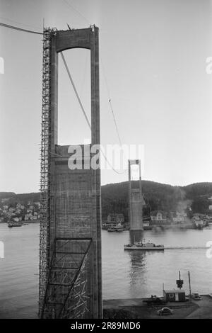 Aktuell 50-6-1960: In Brevik wird eine Brücke gebaut. Bald werden die endlosen Schlangen an Autos vor der Fähre Brevik-Stathelle ein Ende haben, da in Brevik eine Brücke gebaut wird. Foto: Sverre A. Børretzen / Aktuell / NTB ***FOTO NICHT IMAGE PROCESSED*** Stockfoto