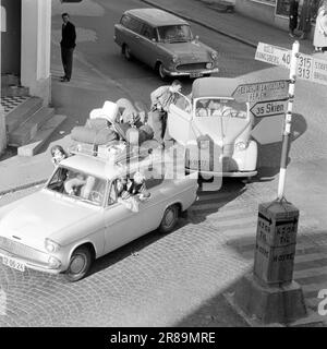 Derzeit 31-6-1960: Der Feiertag steht vor Tausenden von Menschen, die mit dem Auto oder Zelt in Urlaub fahren. Foto: Aage Storløkken / Aktuell / NTB ***FOTO NICHT VERARBEITET*** Stockfoto