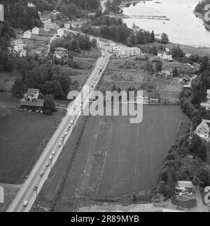 Stromstärke 30-5-1960: Das rasende Todesgrinsen hinter dem Steuer. Riesige Autokolossusen, wie Lokomotiven, fahren durch die dicht besiedelten Gebiete entlang der Straßen. Die Verkehrspolizei ist ständig auf der Suche und überwacht Schwertransporte mit Radar. Foto: Ivar Aaserud / Aktuell / NTB ***FOTO NICHT ABGEBILDET*** Stockfoto