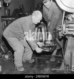 Aktuell 6-2-1960: Geburt und Tod der Krone Aktuell folgte dem Erstellungsprozess eines Kronenstücks in Mynta. Foto: Ivar Aaserud / Aktuell / NTB ***FOTO NICHT ABGEBILDET*** Stockfoto