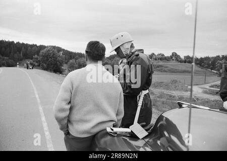 Aktuell 30-5-1960: Tod durch Geschwindigkeit GrinerSpeed Tod Grinsen hinter dem Steuer. Riesige Autokolossusen, wie Lokomotiven, fahren durch die dicht besiedelten Gebiete entlang der Straßen. Die Verkehrspolizei ist ständig auf der Suche und überwacht Schwertransporte mit Radar. Foto: Ivar Aaserud / Aktuell / NTB ***FOTO NICHT ABGEBILDET*** Stockfoto