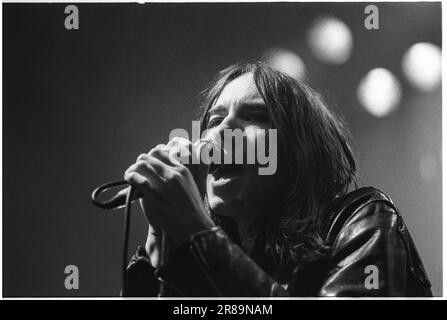 PRIMAL SCREAM, KONZERT, 1994: Bobby Gillespie von der schottischen Band Primal Scream live am 7. April 1994 in der Great Hall, Cardiff University, Wales. Foto: Rob Watkins. INFO: rimal Scream, eine schottische Rockband, ist bekannt für ihren genreübergreifenden Ansatz. Alben wie Screamadelica fusionierten Rock mit Tanz und gewannen den Mercury Prize. Ihre vielfältige Diskografie umfasst psychedelische, alternative und elektronische Bereiche und spiegelt ihre Evolution und ihren dauerhaften Einfluss wider. Stockfoto