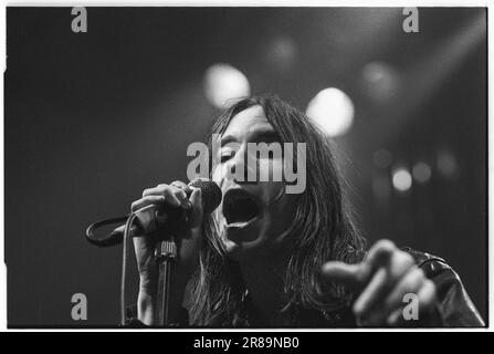 PRIMAL SCREAM, KONZERT, 1994: Bobby Gillespie von der schottischen Band Primal Scream live am 7. April 1994 in der Great Hall, Cardiff University, Wales. Foto: Rob Watkins. INFO: rimal Scream, eine schottische Rockband, ist bekannt für ihren genreübergreifenden Ansatz. Alben wie Screamadelica fusionierten Rock mit Tanz und gewannen den Mercury Prize. Ihre vielfältige Diskografie umfasst psychedelische, alternative und elektronische Bereiche und spiegelt ihre Evolution und ihren dauerhaften Einfluss wider. Stockfoto