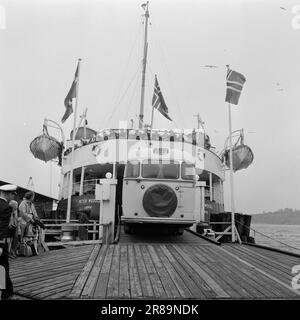 Derzeit 33-1-1960: Wenn die nordischen Menschen mit dem Bus ins Ausland fahren, ist das die beste aller Zeiten. Unter lautem Gesang und mit Magenpillen in ihren Koffern werden nationale Grenzen in Scharen gebrochen. In diesem Bericht sind die Personen in den Bildern und im Text nicht identisch. Mögliche Ähnlichkeit ist rein zufällig. Foto: Ivar Aaserud / Aktuell / NTB ***FOTO NICHT ABGEBILDET*** Stockfoto