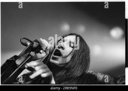 PRIMAL SCREAM, KONZERT, 1994: Bobby Gillespie von der schottischen Band Primal Scream live am 7. April 1994 in der Great Hall, Cardiff University, Wales. Foto: Rob Watkins. INFO: rimal Scream, eine schottische Rockband, ist bekannt für ihren genreübergreifenden Ansatz. Alben wie Screamadelica fusionierten Rock mit Tanz und gewannen den Mercury Prize. Ihre vielfältige Diskografie umfasst psychedelische, alternative und elektronische Bereiche und spiegelt ihre Evolution und ihren dauerhaften Einfluss wider. Stockfoto