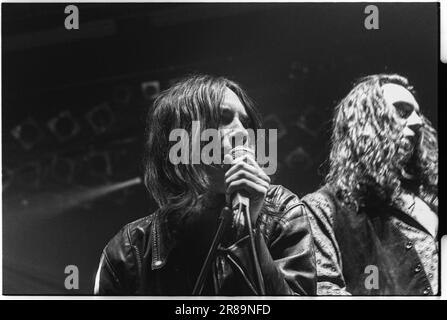 Bobby Gillespie und Andrew Innes von der schottischen Band Primal Scream spielten am 7. April 1994 live in der Great Hall, Cardiff University, Wales. Foto: Rob Watkins. INFO: Primal Scream, eine schottische Rockband, ist bekannt für ihren genreübergreifenden Ansatz. Alben wie Screamadelica fusionierten Rock mit Tanz und gewannen den Mercury Prize. Ihre vielfältige Diskografie umfasst psychedelische, alternative und elektronische Bereiche und spiegelt ihre Evolution und ihren dauerhaften Einfluss wider. Stockfoto