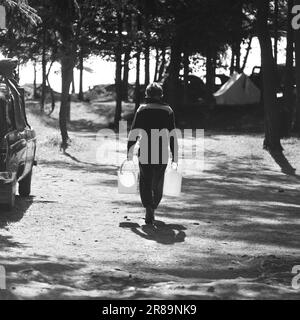 Derzeit 31-6-1960: Der Feiertag steht vor Tausenden von Menschen, die mit dem Auto oder Zelt in Urlaub fahren. Foto: Aage Storløkken / Aktuell / NTB ***FOTO NICHT VERARBEITET*** Stockfoto