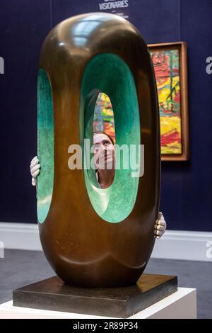 London, Großbritannien. 20. Juni 2023 Eine Technikerin mit „Elegy III“, 1966, von Barbara Hepworth (ca. 4,6 Mio. £) bei einer Vorschau auf die Highlights der Sommerverkäufe von Sotheby. Die Werke werden am 27. Juni bei den Abendauktionen Now und Modern & Contemporary in den Galerien der New Bond Street in Sotheby versteigert. Kredit: Stephen Chung / Alamy Live News Stockfoto