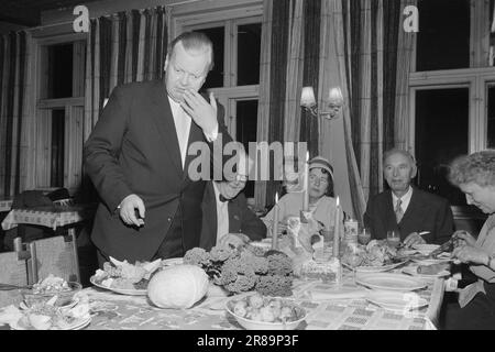 Aktueller 52. 2. 1960: Blumenkohl ala Christmas Ribs, Schauspieler Willie Hoel mit Ablegoyers auf dem Weihnachtstisch. Chlorophyll ist eine Party die diesjährige Firmenfeier fand unter dem Motto „Wohlbefinden am Arbeitsplatz“ im Restaurant für Rohkost statt. Gegen Kardialgie, Holzfäller und Mundgeruch." Guggevaremævæl, es war nicht so, als würde ich mich im Spiegel ansehen! Oh, gut. Gut, dass es kein Hut auf einem alten Mädchen war. Foto: Sverre A. Børretzen / Aktuell / NTB ***FOTO NICHT IMAGE PROCESSED*** Stockfoto