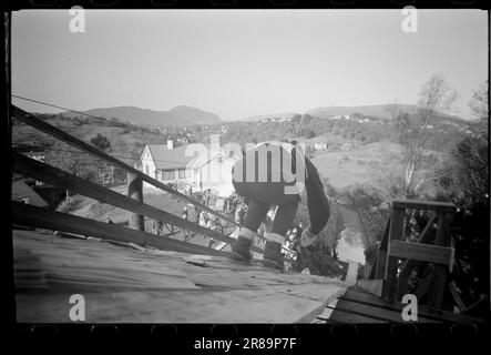 Actual 47-4-1960 : luftiger Schwebeflug ohne Schnee Bergen's Ski Circle zusammen mit Fana Idrettslag und Hoppsportens Freunden organisierten Rennen in Lilletvedtbakken in Fana außerhalb von Bergen. Der Abflusskanal war mit zerstoßenem Eis von Bergen Fiskeinwiesi überzogen. Foto: Sverre A. Børretzen / Aktuell / NTB ***FOTO NICHT IMAGE PROCESSED*** Stockfoto