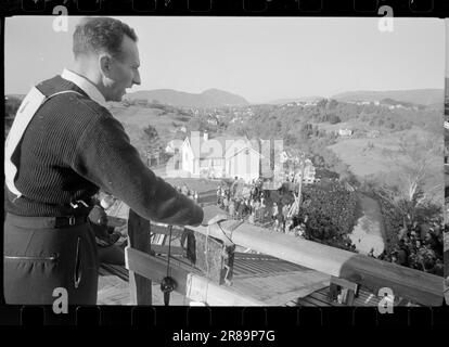 Actual 47-4-1960 : luftiger Schwebeflug ohne Schnee Bergen's Ski Circle zusammen mit Fana Idrettslag und Hoppsportens Freunden organisierten Rennen in Lilletvedtbakken in Fana außerhalb von Bergen. Der Abflusskanal war mit zerstoßenem Eis von Bergen Fiskeinwiesi überzogen. Foto: Sverre A. Børretzen / Aktuell / NTB ***FOTO NICHT IMAGE PROCESSED*** Stockfoto