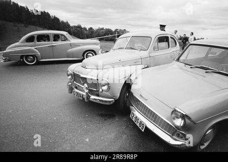 Aktuell 30-5-1960: Tod durch Geschwindigkeit GrinerSpeed Tod Grinsen hinter dem Steuer. Riesige Autokolossusen, wie Lokomotiven, fahren durch die dicht besiedelten Gebiete entlang der Straßen. Die Verkehrspolizei ist ständig auf der Suche und überwacht Schwertransporte mit Radar. Foto: Ivar Aaserud / Aktuell / NTB ***FOTO NICHT ABGEBILDET*** Stockfoto