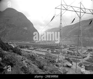 Strom 14-1950: Jernverket in Mo i Rana. Weit über 800 Männer sind dabei, das Eiserne Werk in Mo i Rana zu errichten, und die Arbeit schreitet schnell voran. Blühende Minenschüsse, sauerstoffreiches Wasser aus Kompressionsbohrern und massivem Gestein massenlassen die Luft zittern und zittern, und unten im Berg kreuzen sich die Tunnel. Es wurde viel getan, aber es bleibt noch viel zu tun. Foto: Sverre A. Børretzen / Aktuell ***Foto nicht fotobearbeitet*** Stockfoto