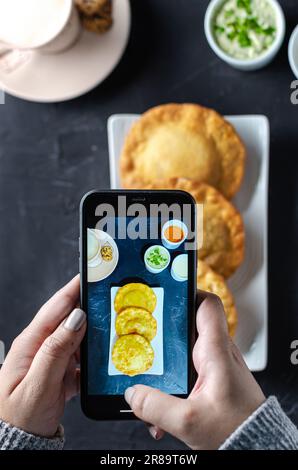 Fotografie Pastelito traditionelle venezolanische Küche mit Kaffee und Sauce Stockfoto