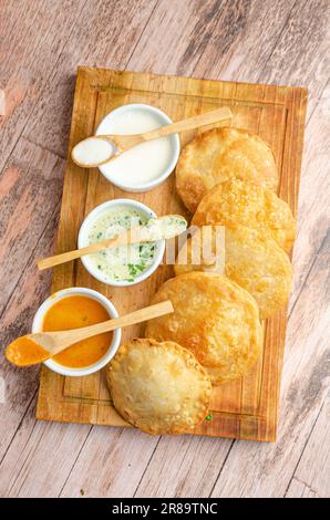 Traditioneller venezolanischer Esskorb mit Guasacas. Stockfoto