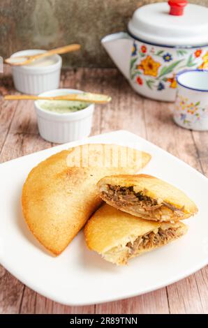 Empanadas traditionelles venezolanisches Essen mit Guasacas. Rustikaler und hölzerner Hintergrund Stockfoto