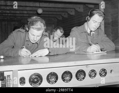 Aktuell 24-4-1947: Sicherer Flugverkehr die Kommunikations- und Radarschulen der Air Force in Lutvann trainieren diejenigen, die für den Kommunikationsdienst der Air Force verantwortlich sind. Peinlich, pedantische Genauigkeit sind wichtige Eigenschaften. Zwei Möchtegern-Funktelegrafierer werden in die Geheimnisse des Morsecodes eingeweiht. Foto: Th. Skotaam/Aktuell/NTB ***FOTO NICHT VERARBEITET*** Stockfoto